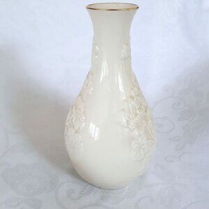 Vintage Lenox Bone China Countess Collection Vase Embossed Geranium Leaves 8”
